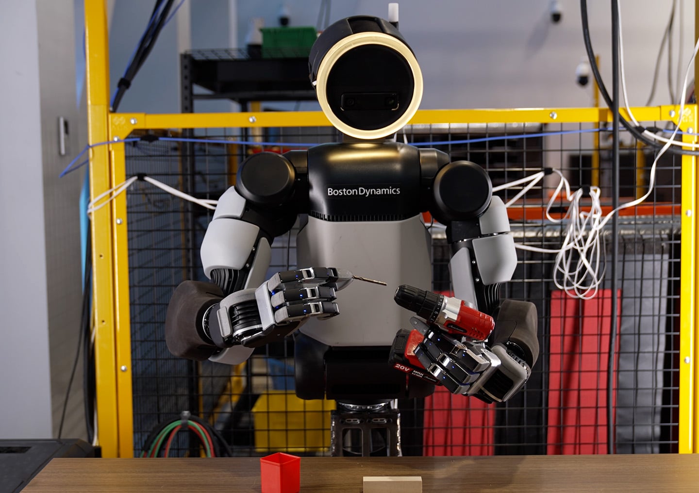 Robô Atlas usando uma ferramenta com sua mão robótica.